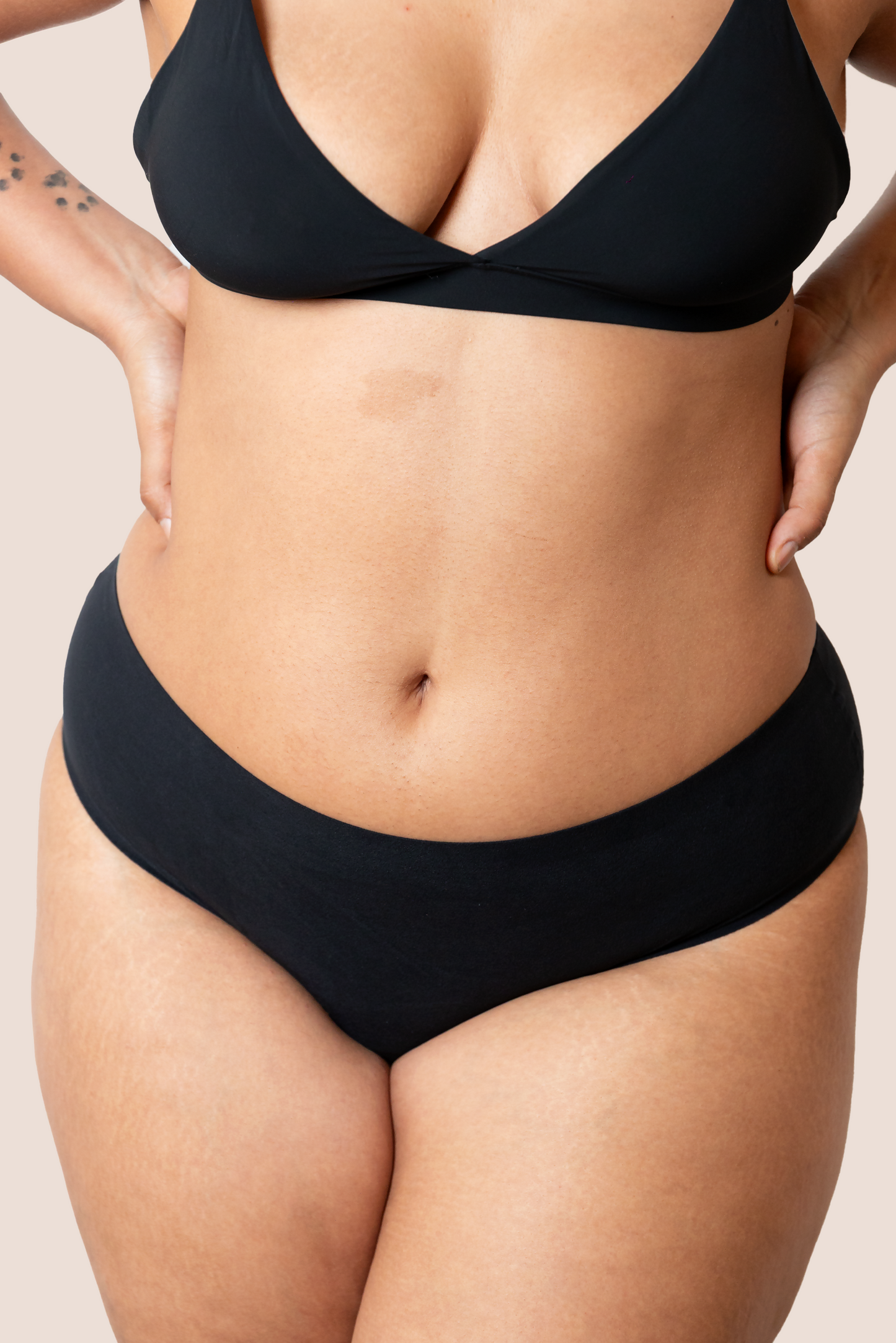 INCONTINENCE UNDERWEAR BLACK CLOSE UP GENERAL